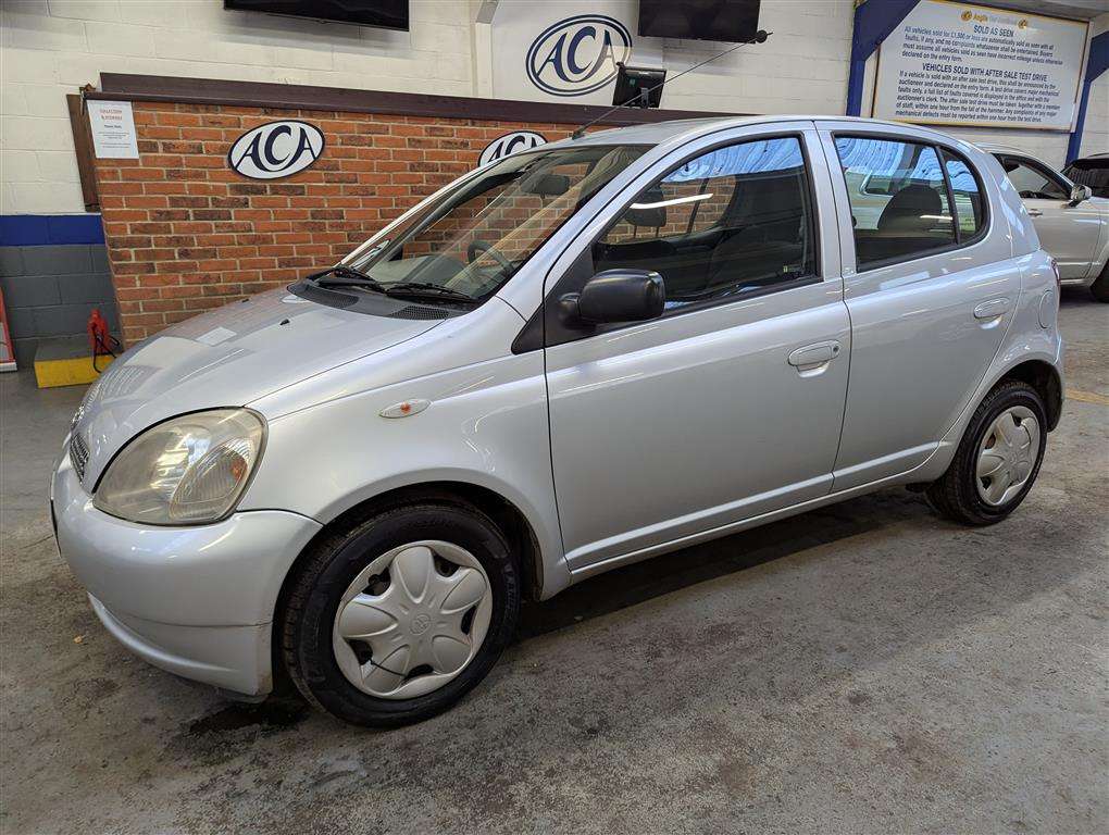 <p>2002 TOYOTA YARIS GLS</p>