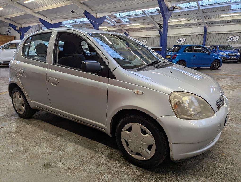 <p>2002 TOYOTA YARIS GLS</p>