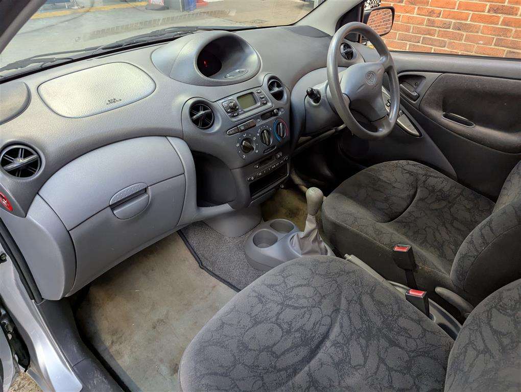 <p>2002 TOYOTA YARIS GLS</p>