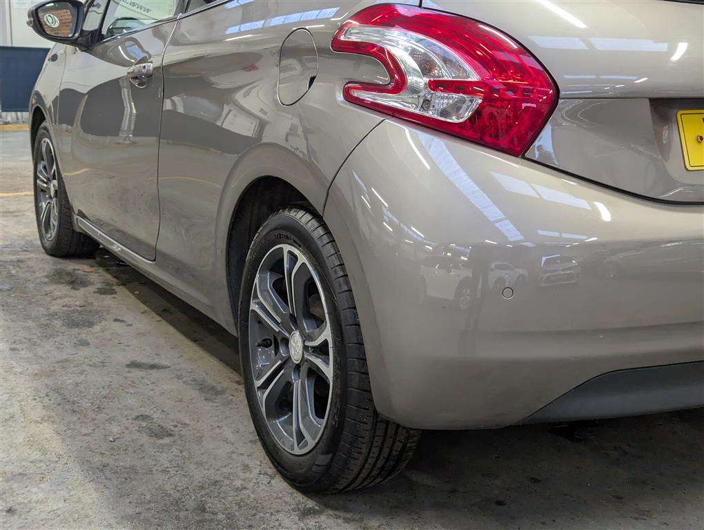 <p>2013 PEUGEOT 208 INTUITIVE</p>