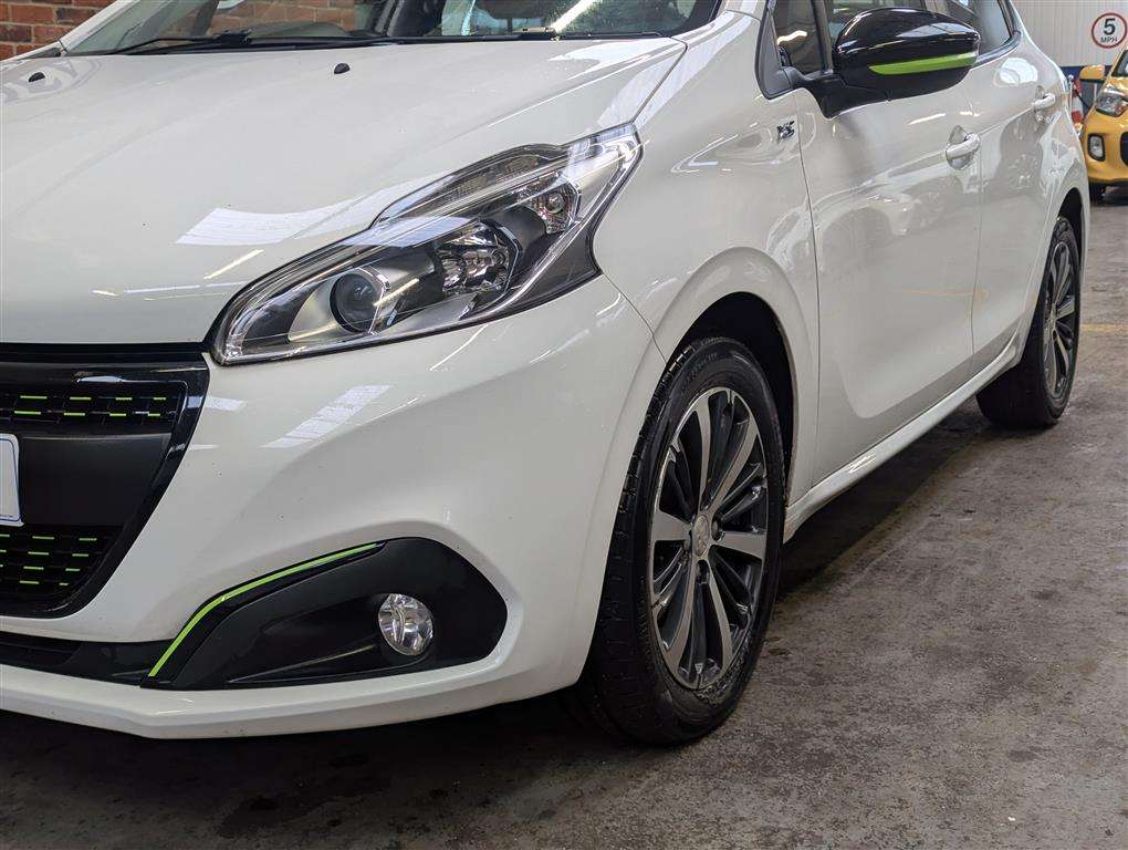 <p>2016 PEUGEOT 208 XS LIME</p>