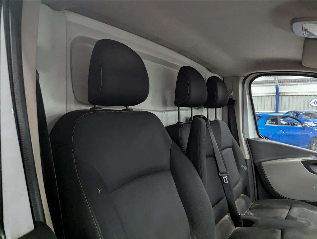 <p>2015 RENAULT TRAFIC SL27 BUSINESS DCI</p>