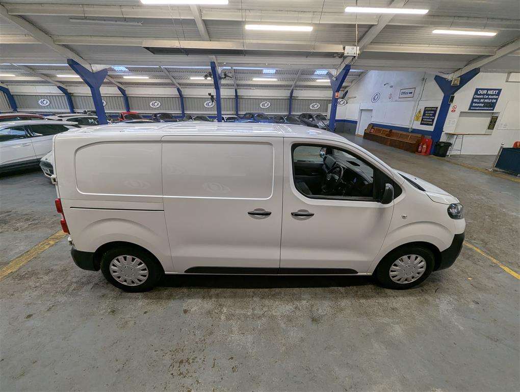 <p>2020 VAUXHALL VIVARO 2700 EDITION S/S</p>