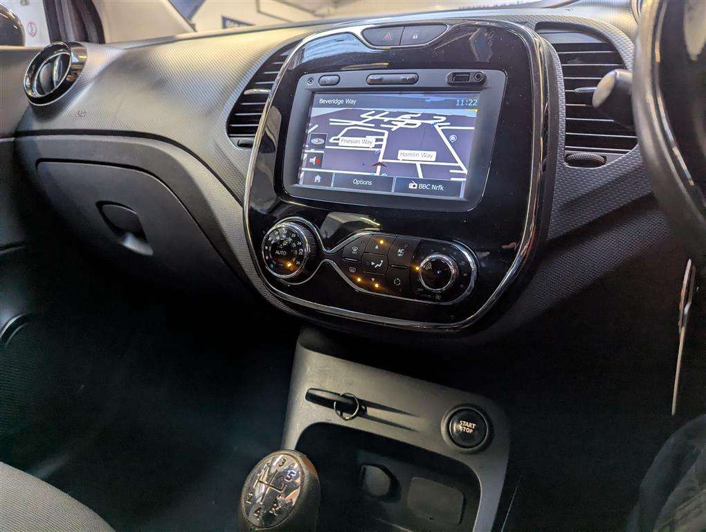 <p>2015 RENAULT CAPTURD-QUE M-NAV ENERGY</p>