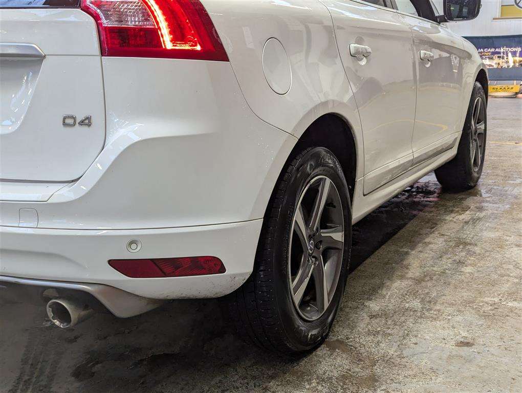 <p>2015 VOLVO XC60 R-DESIGN D4</p>