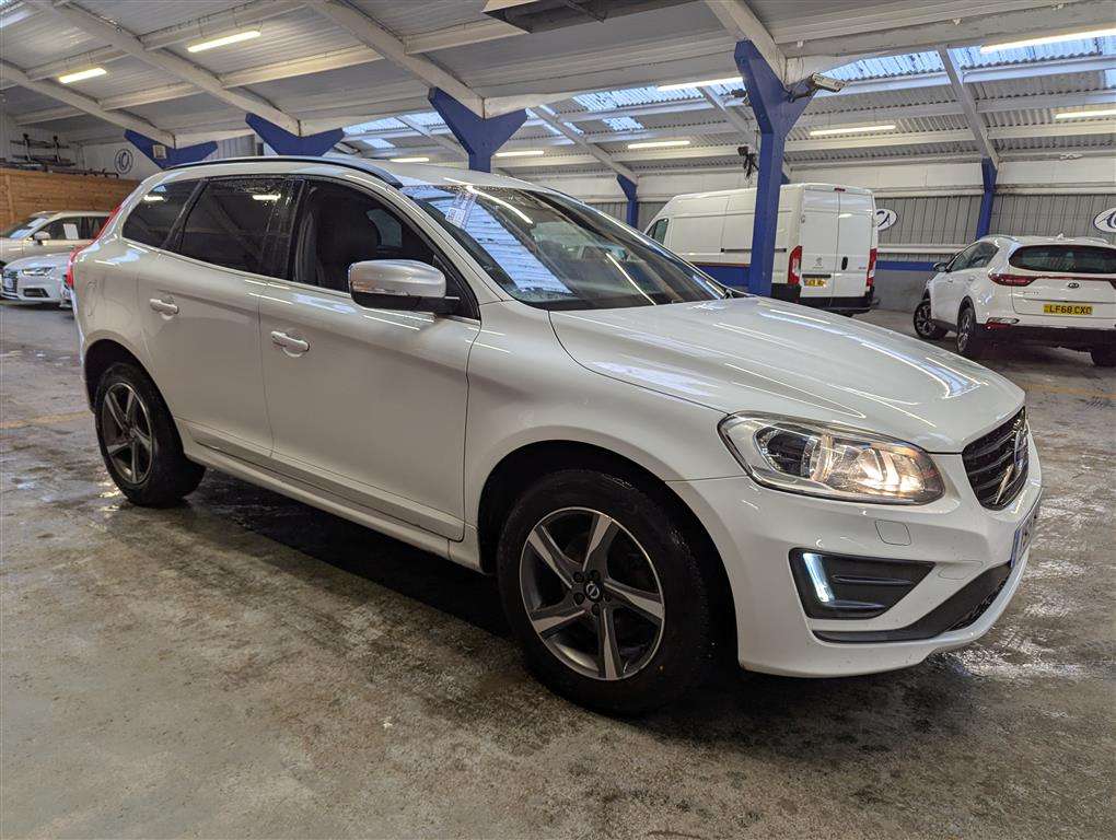 <p>2015 VOLVO XC60 R-DESIGN D4</p>