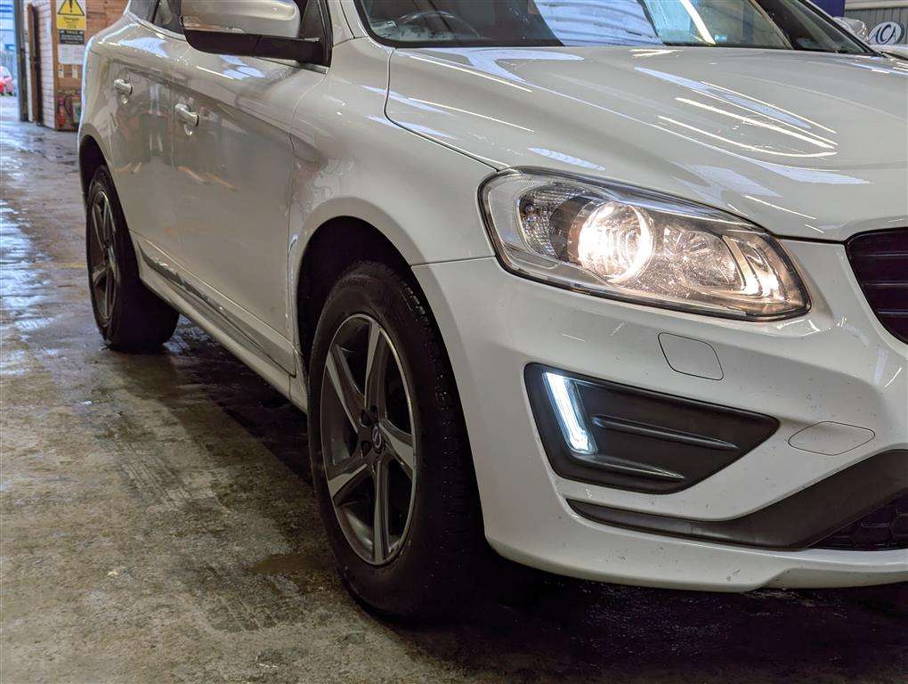 <p>2015 VOLVO XC60 R-DESIGN D4</p>