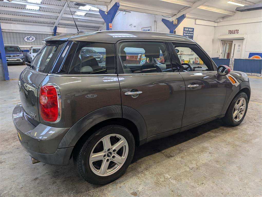 <p>2010 MINI COUNTRYMAN COOPER</p>