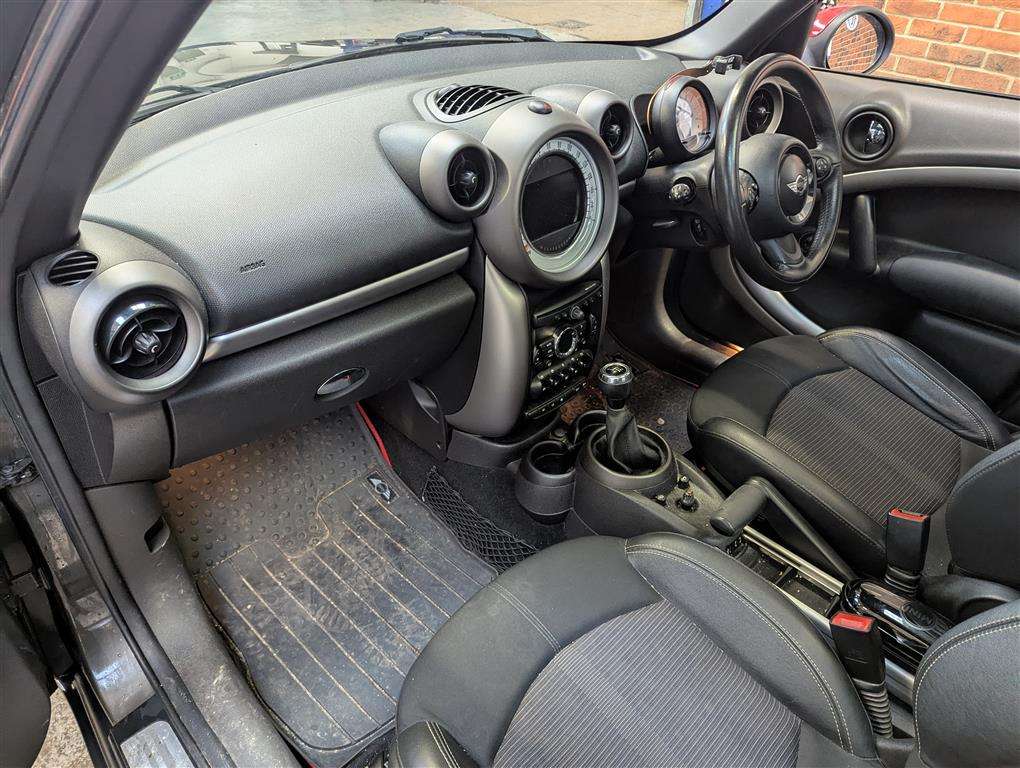 <p>2010 MINI COUNTRYMAN COOPER</p>