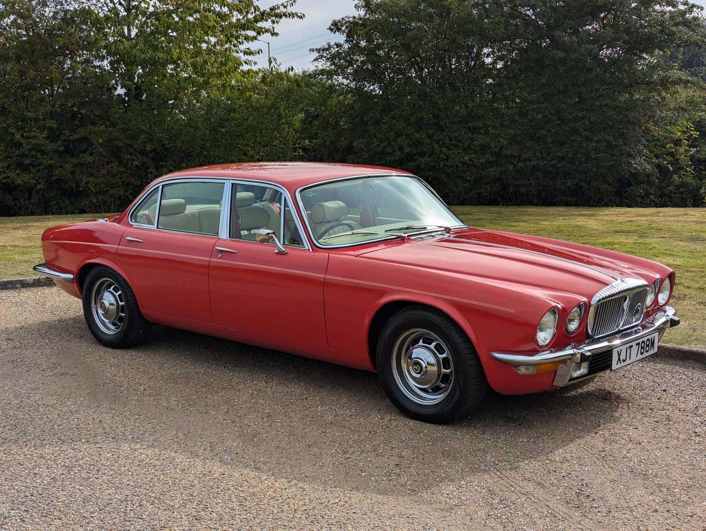 <p>1974 DAIMLER DOUBLE SIX AUTO</p>