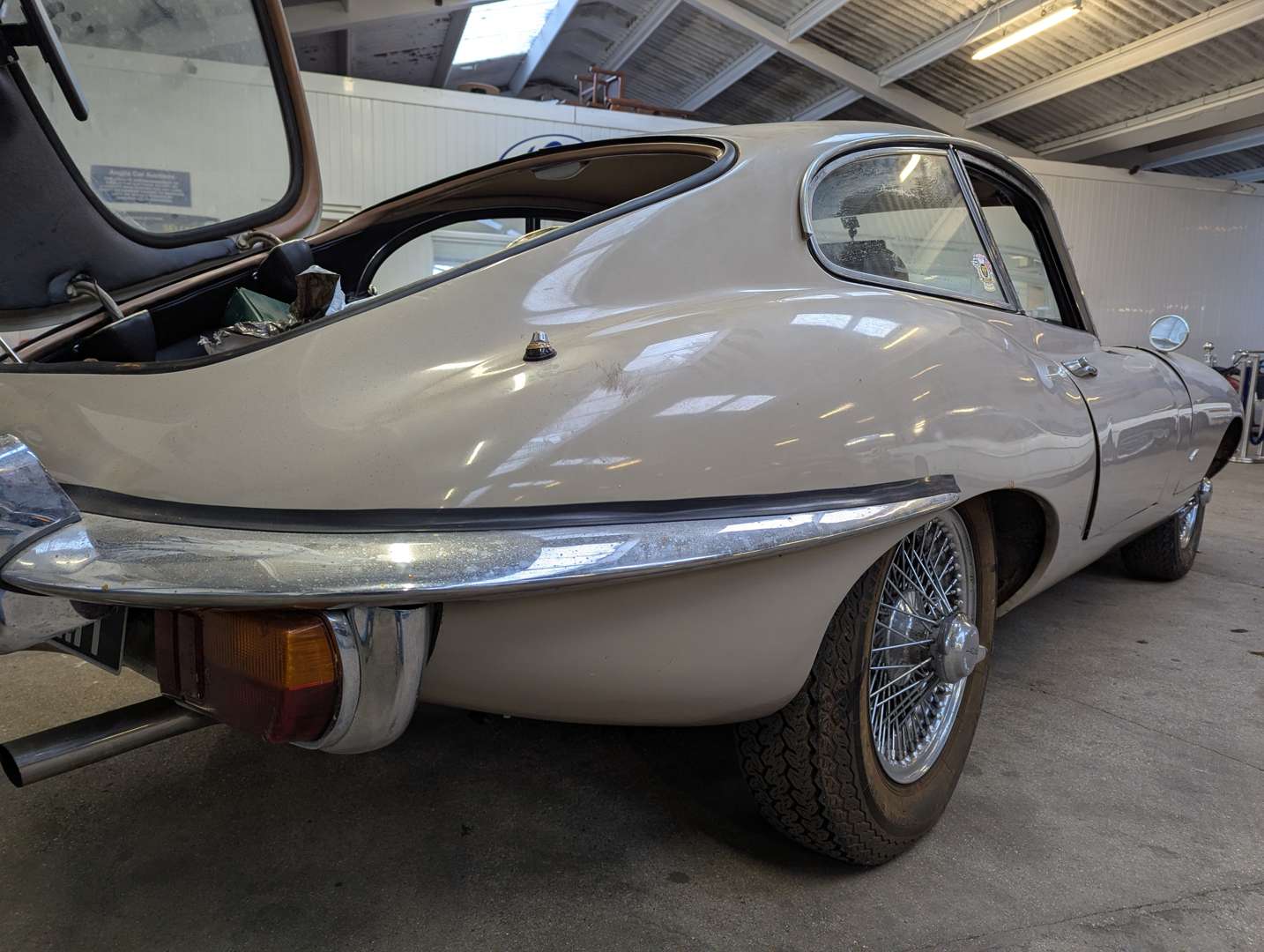 <p>1970 JAGUAR E-TYPE 4.2 FHC SERIES II</p>