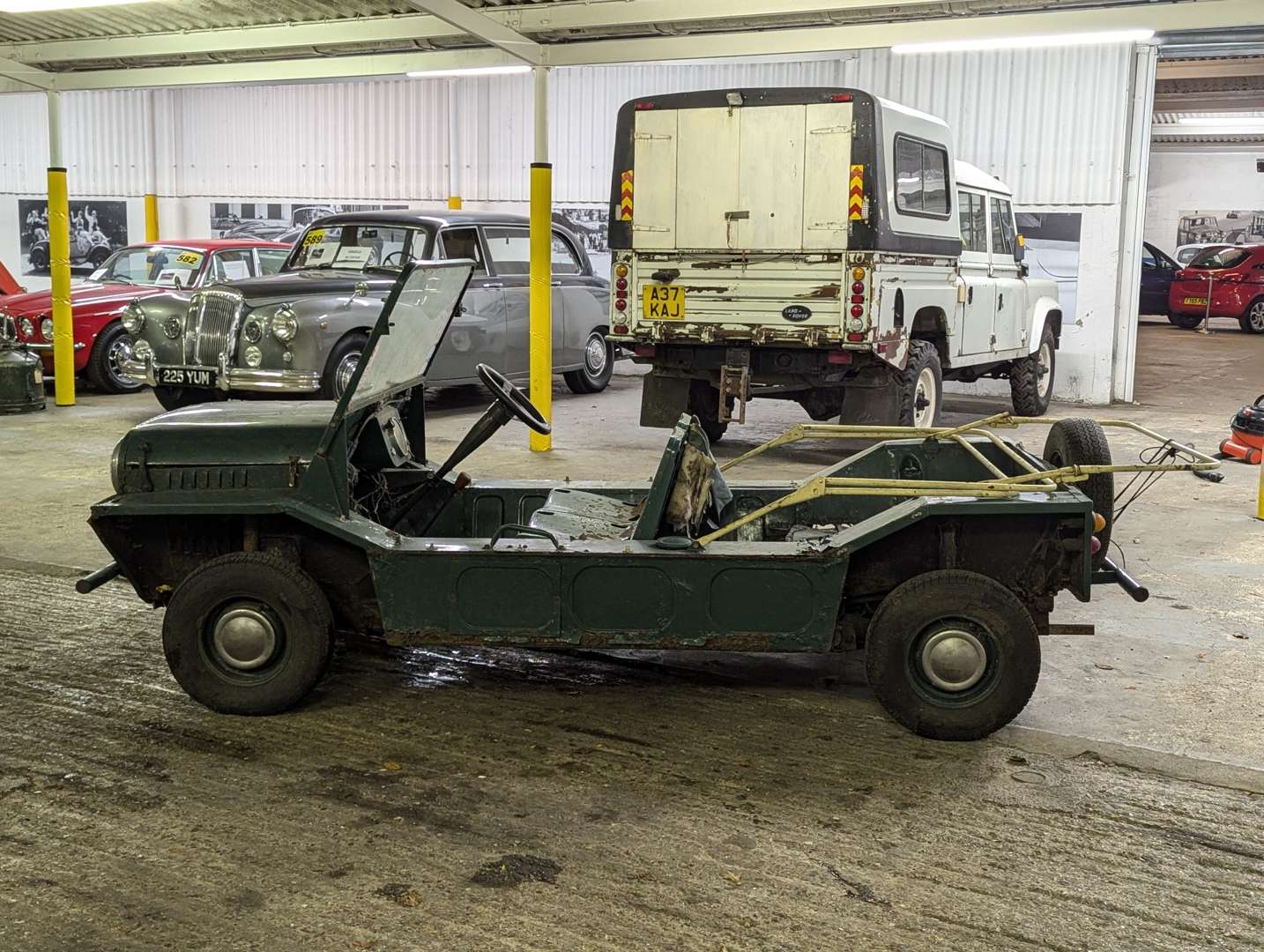 <p>1965 MORRIS MINI MOKE</p>