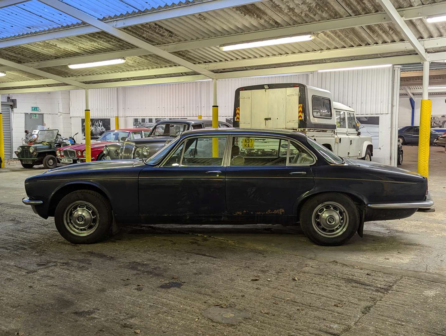 <p>1978 DAIMLER SOVEREIGN 4.2 LWB AUTO</p>