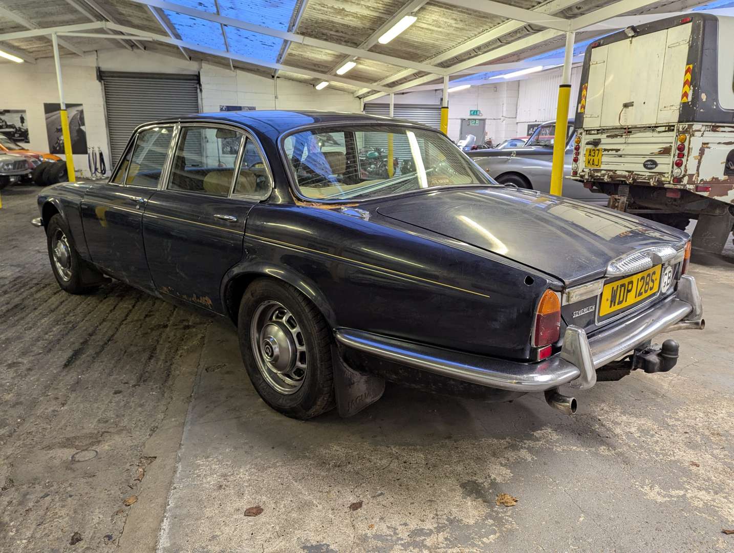 <p>1978 DAIMLER SOVEREIGN 4.2 LWB AUTO</p>