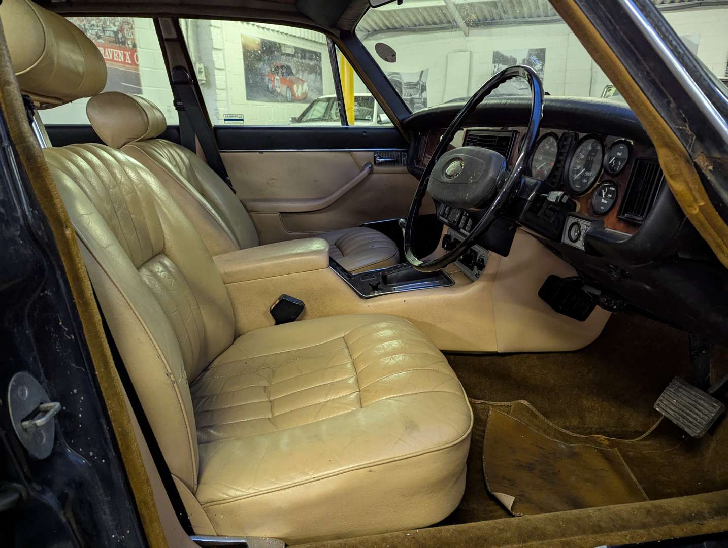 <p>1978 DAIMLER SOVEREIGN 4.2 LWB AUTO</p>