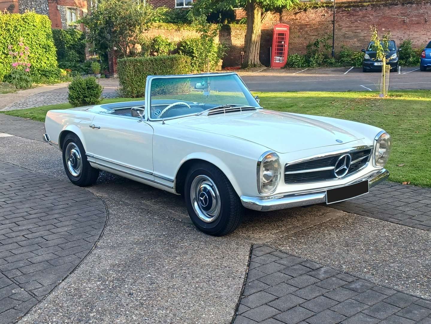 <p>1965 MERCEDES 230 SL PAGODA</p>