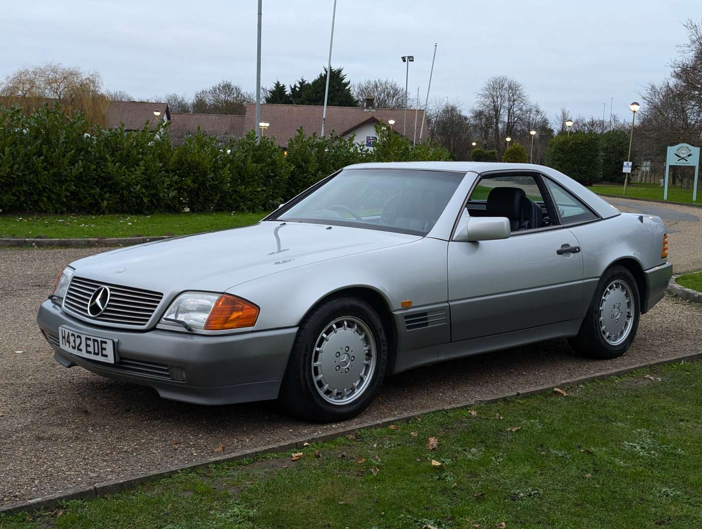 <p>1990 MERCEDES 300SL-24 AUTO</p>