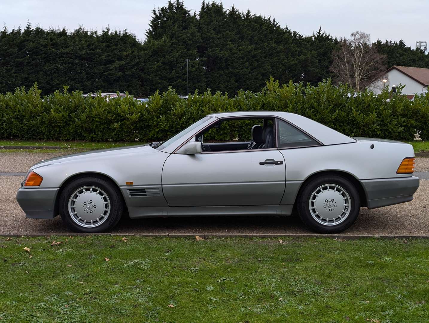 <p>1990 MERCEDES 300SL-24 AUTO</p>