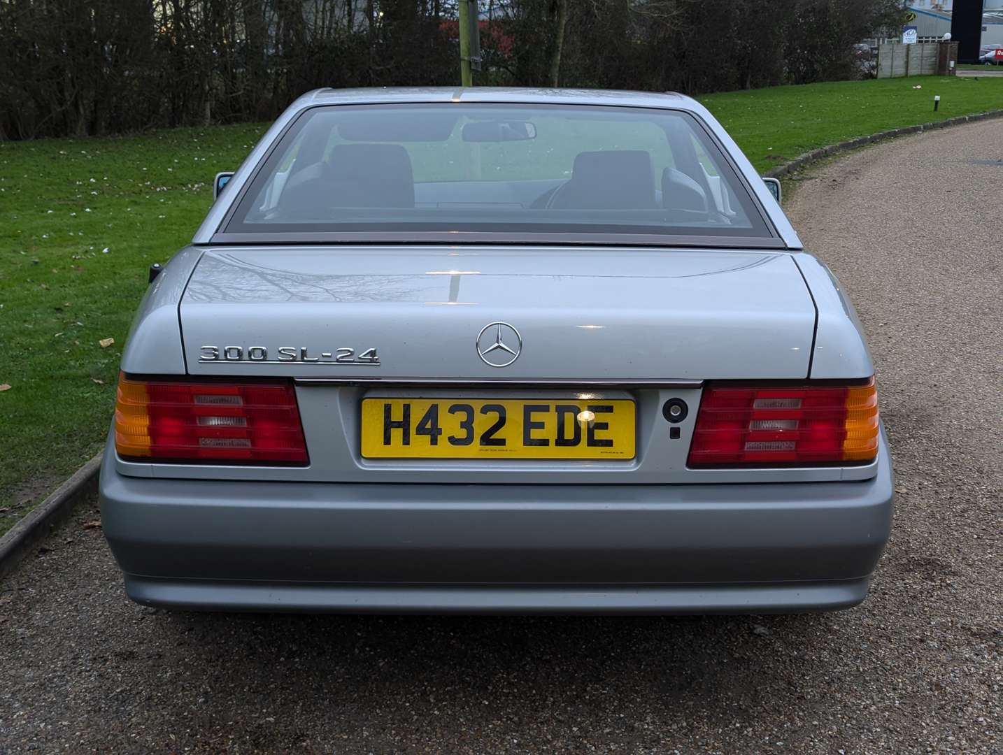 <p>1990 MERCEDES 300SL-24 AUTO</p>