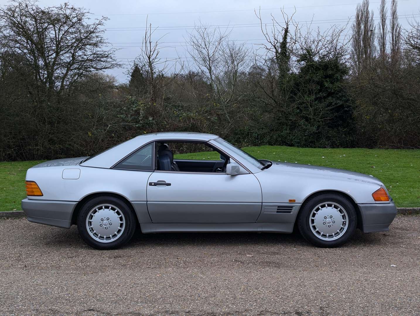 <p>1990 MERCEDES 300SL-24 AUTO</p>