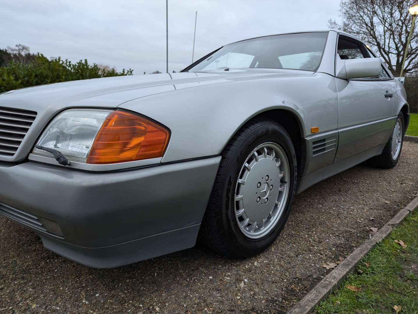 <p>1990 MERCEDES 300SL-24 AUTO</p>