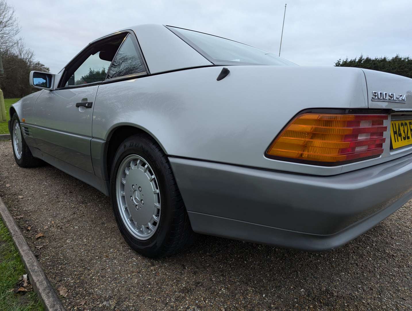 <p>1990 MERCEDES 300SL-24 AUTO</p>