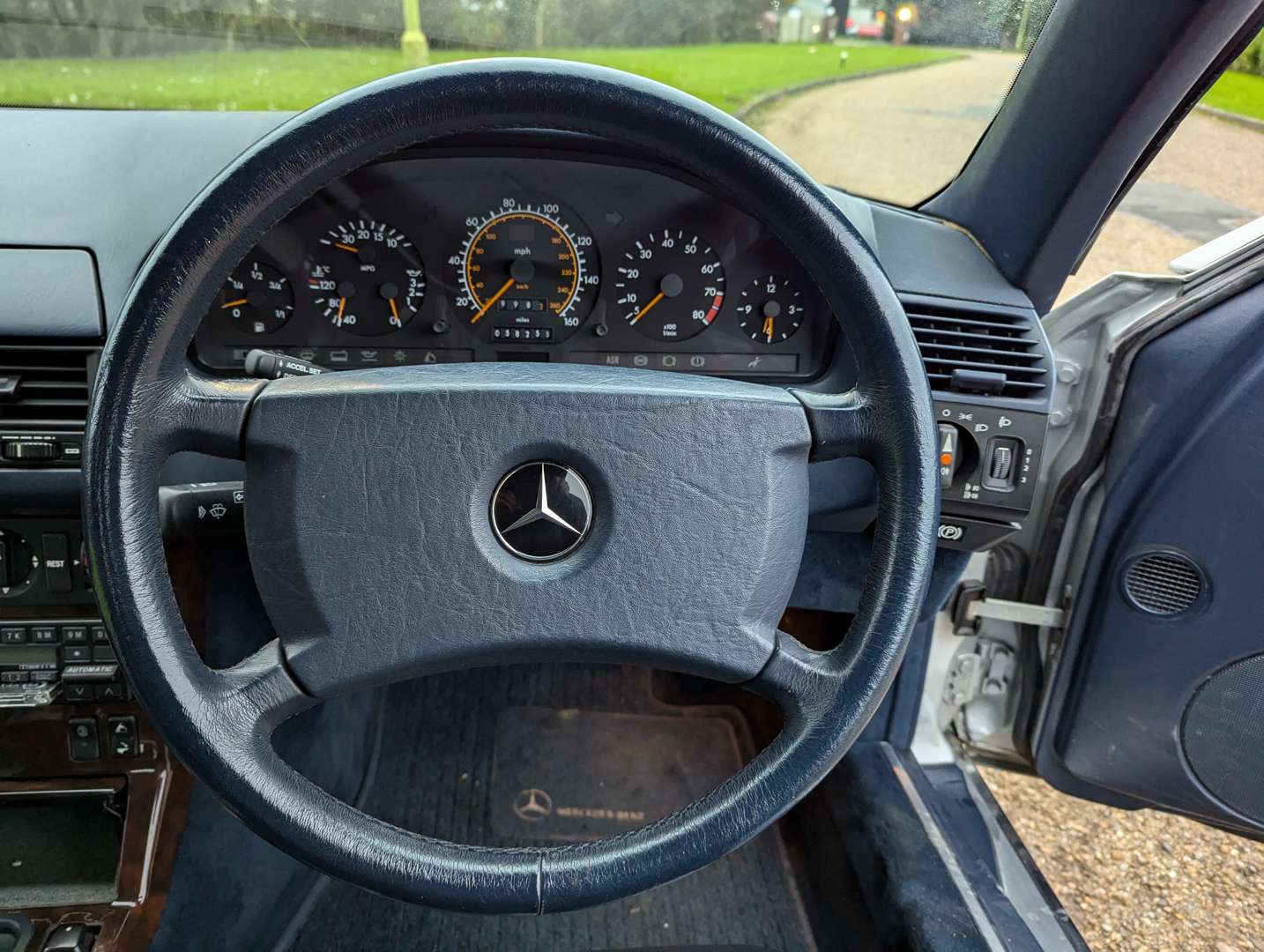 <p>1990 MERCEDES 300SL-24 AUTO</p>