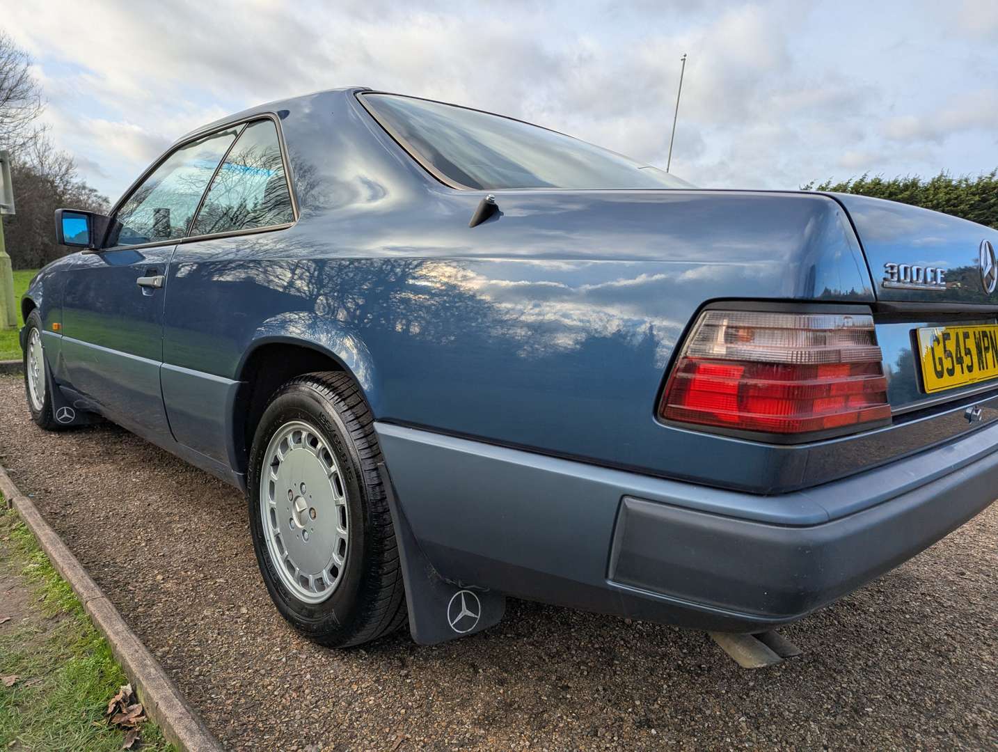 <p>1989 MERCEDES C124 300 CE</p>