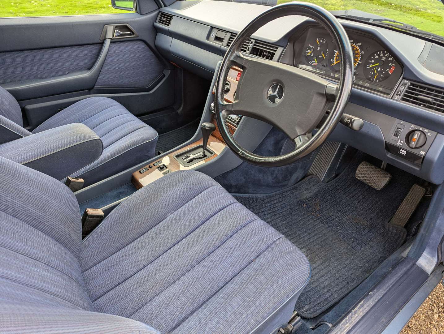 <p>1989 MERCEDES C124 300 CE</p>