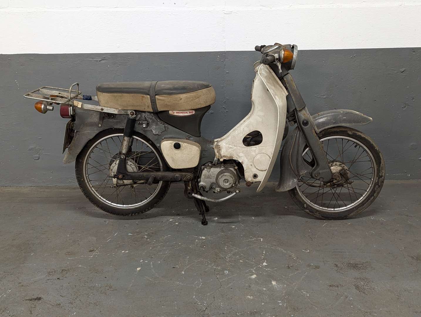 <p>1976 HONDA C50</p>