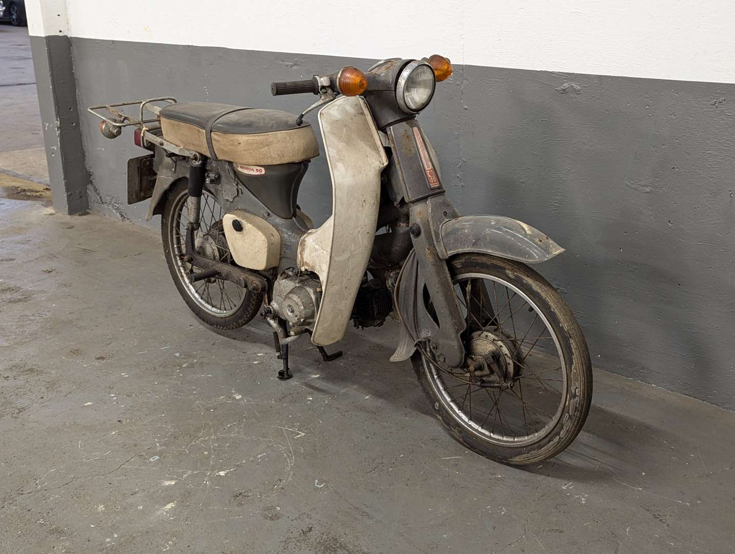 <p>1976 HONDA C50</p>