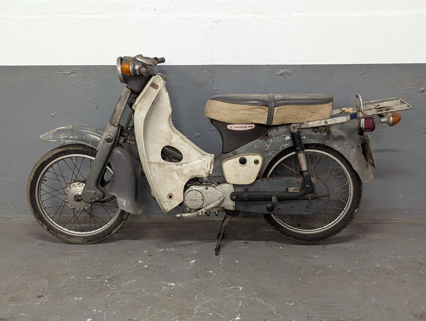 <p>1976 HONDA C50</p>