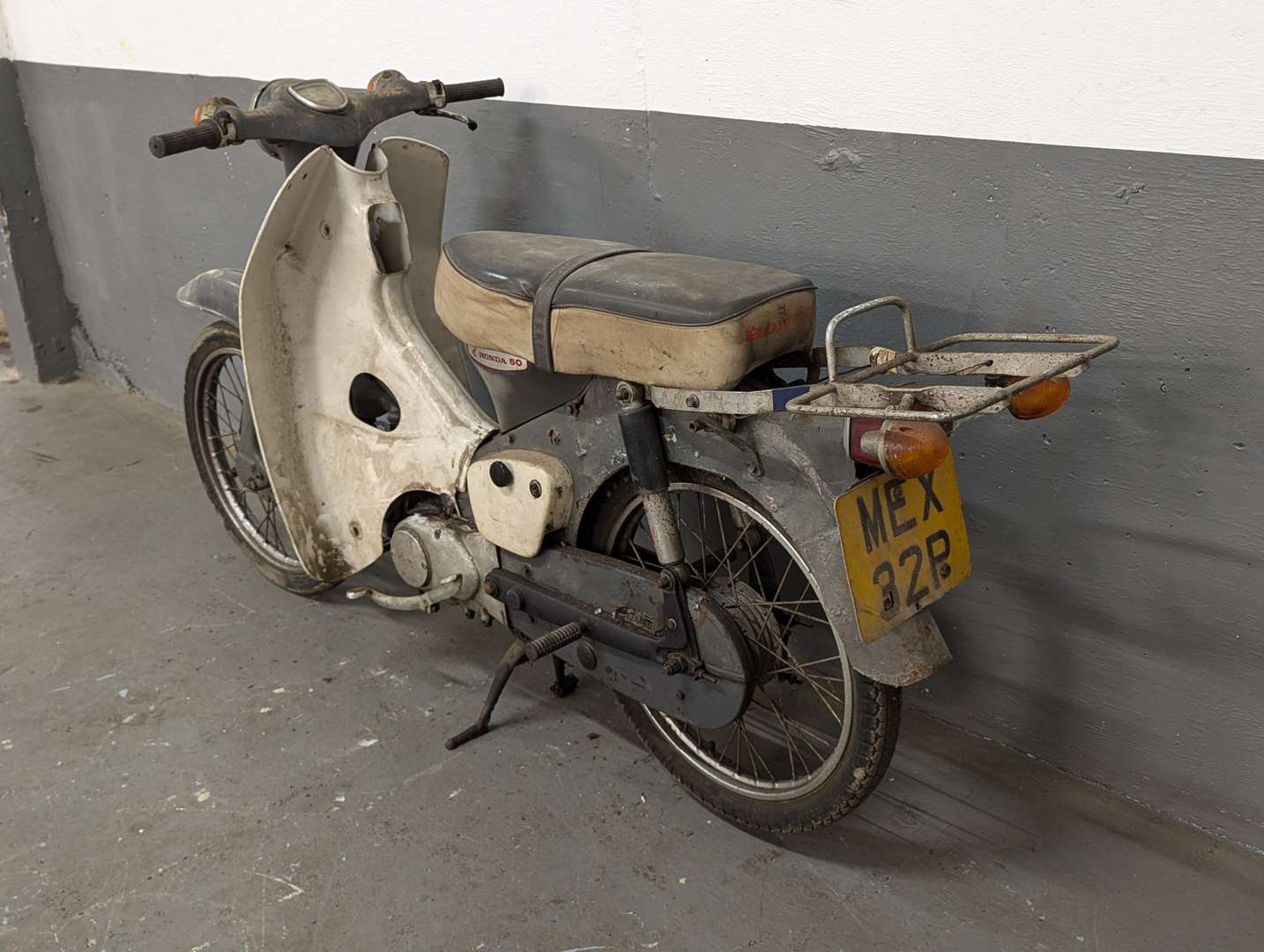 <p>1976 HONDA C50</p>