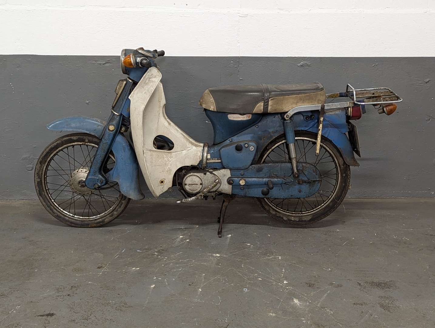 <p>1974 HONDA C70</p>