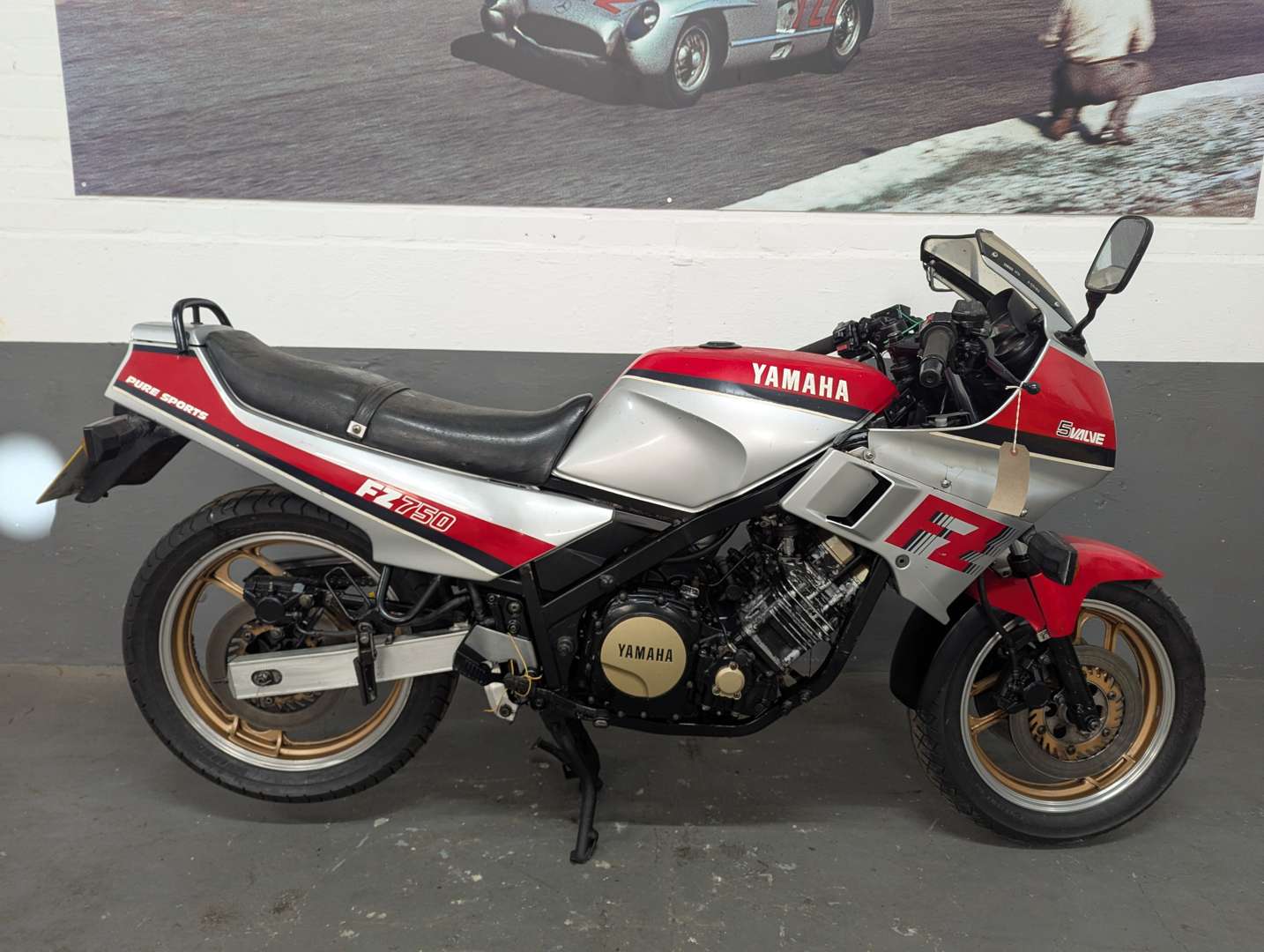 <p>1985 YAMAHA FZ750</p>