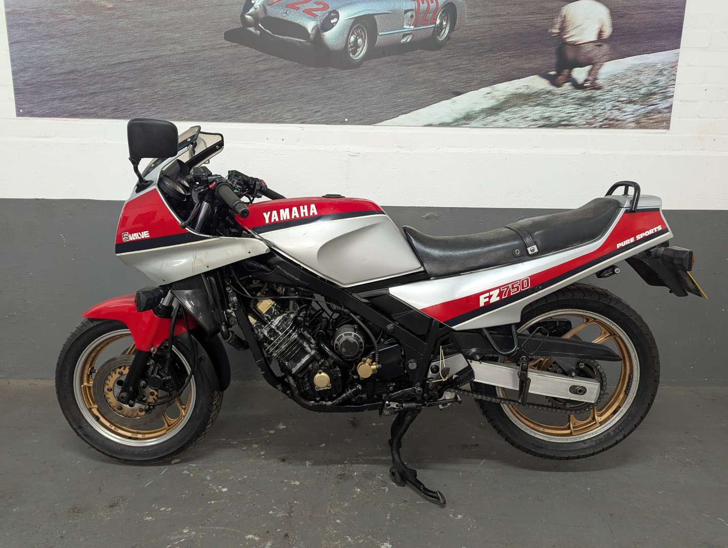 <p>1985 YAMAHA FZ750</p>