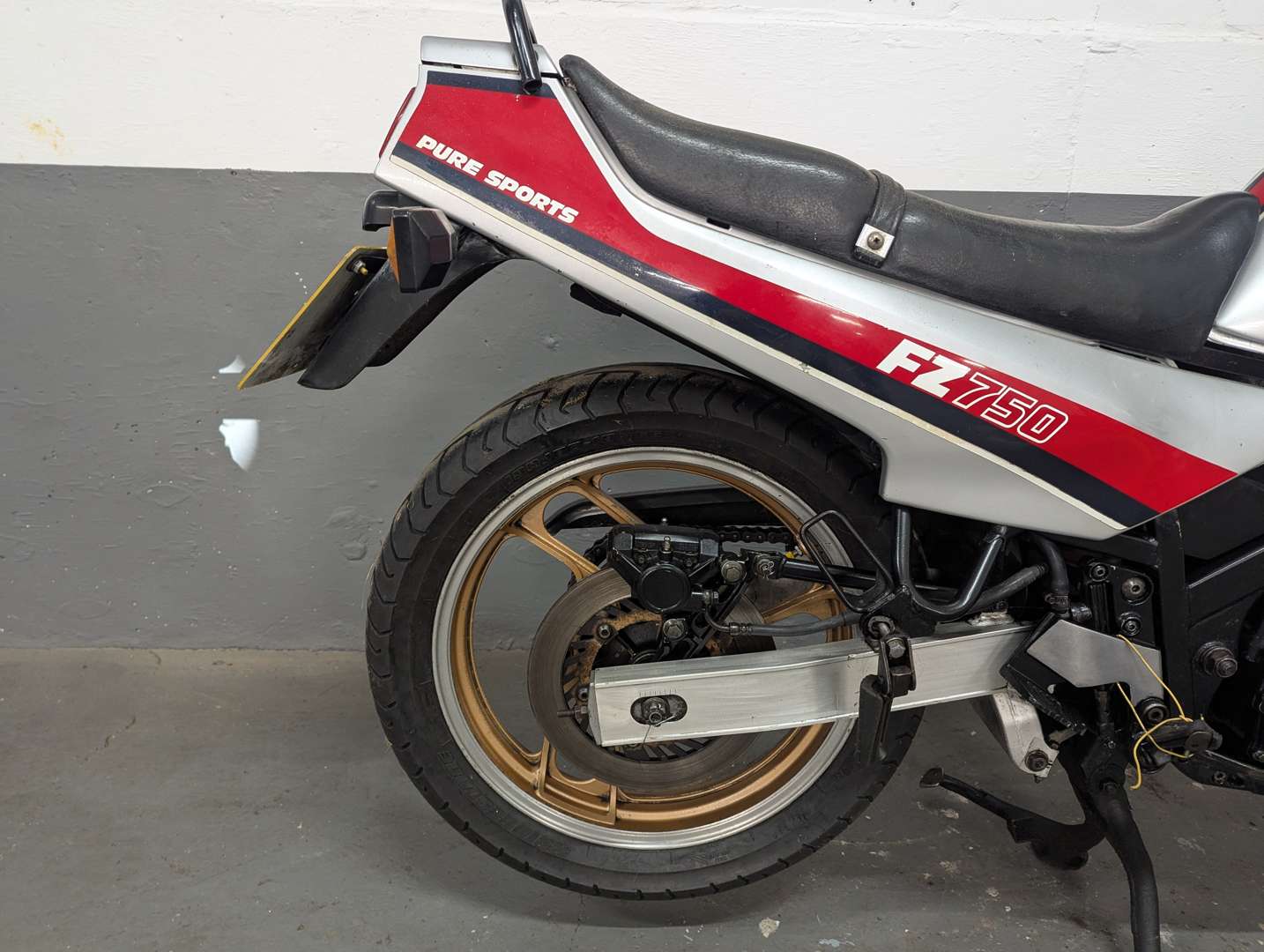 <p>1985 YAMAHA FZ750</p>