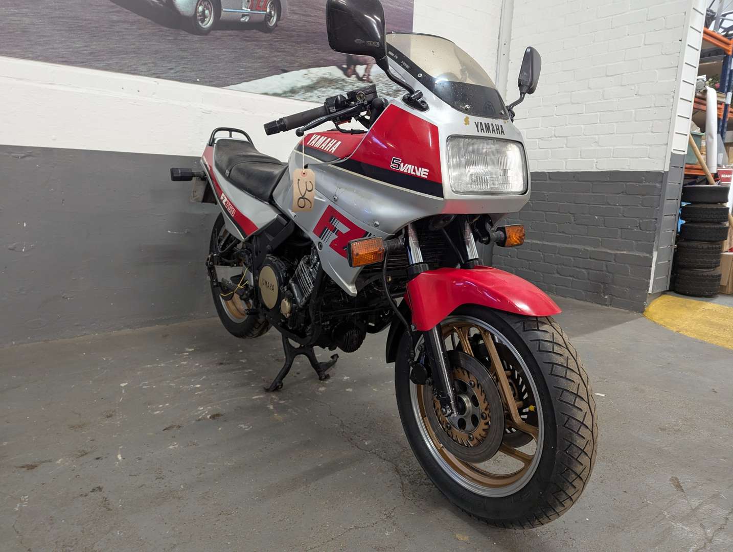 <p>1985 YAMAHA FZ750</p>