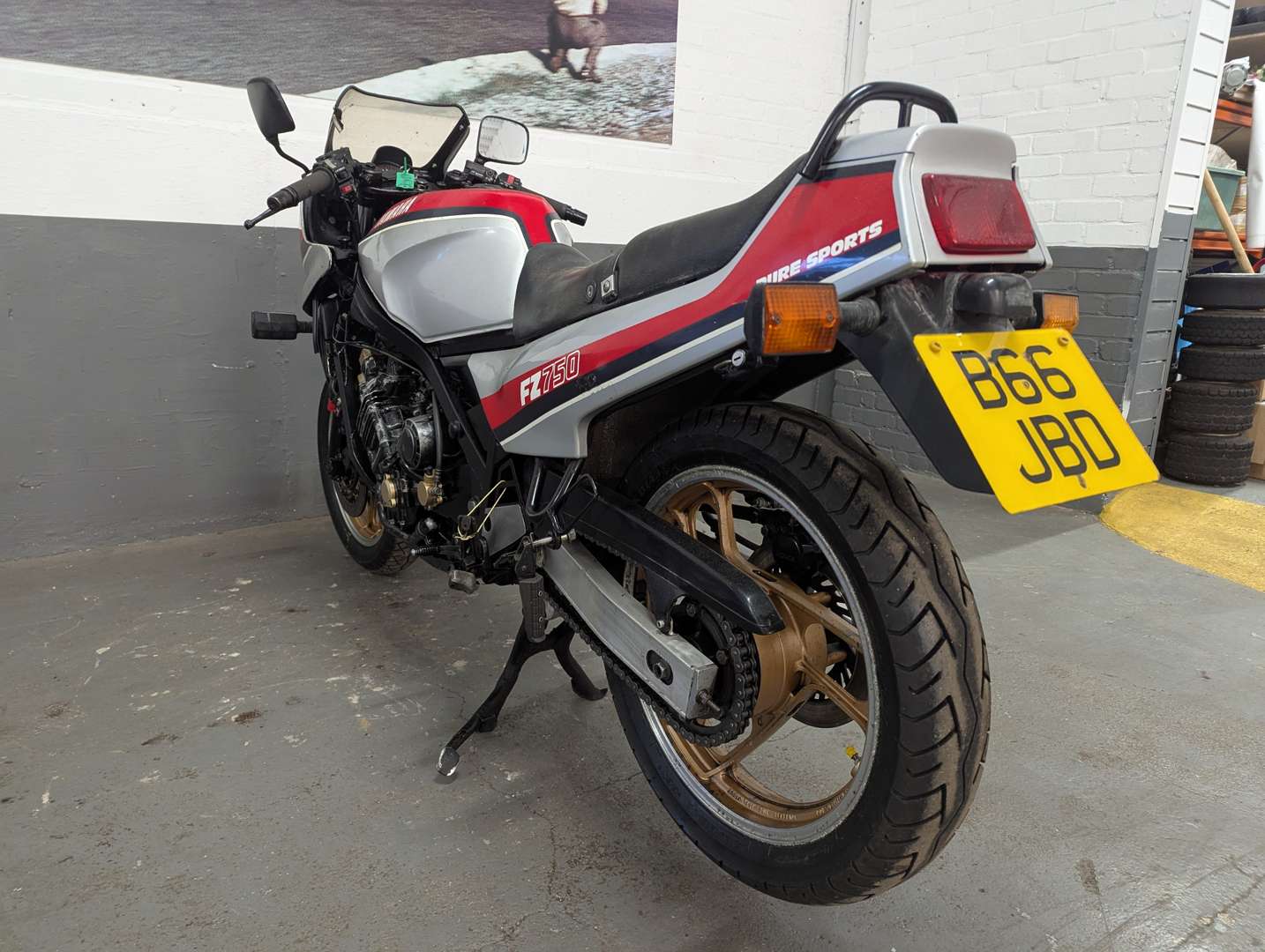 <p>1985 YAMAHA FZ750</p>