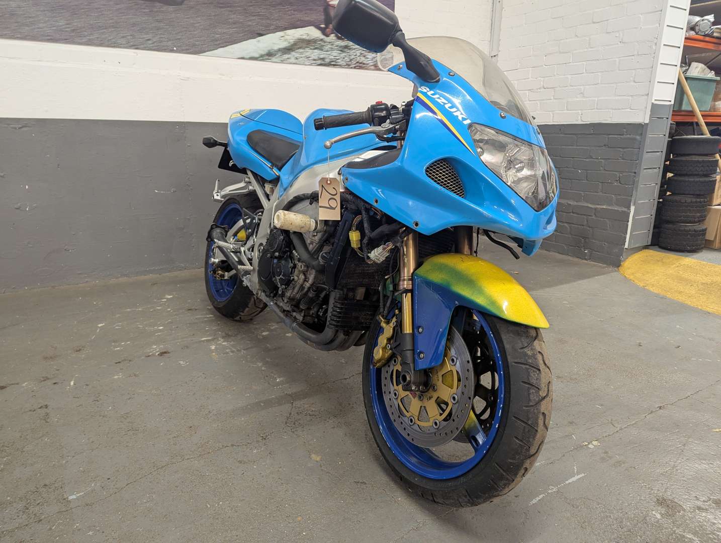 <p>2001 SUZUKI GSXR 1000 K1</p>