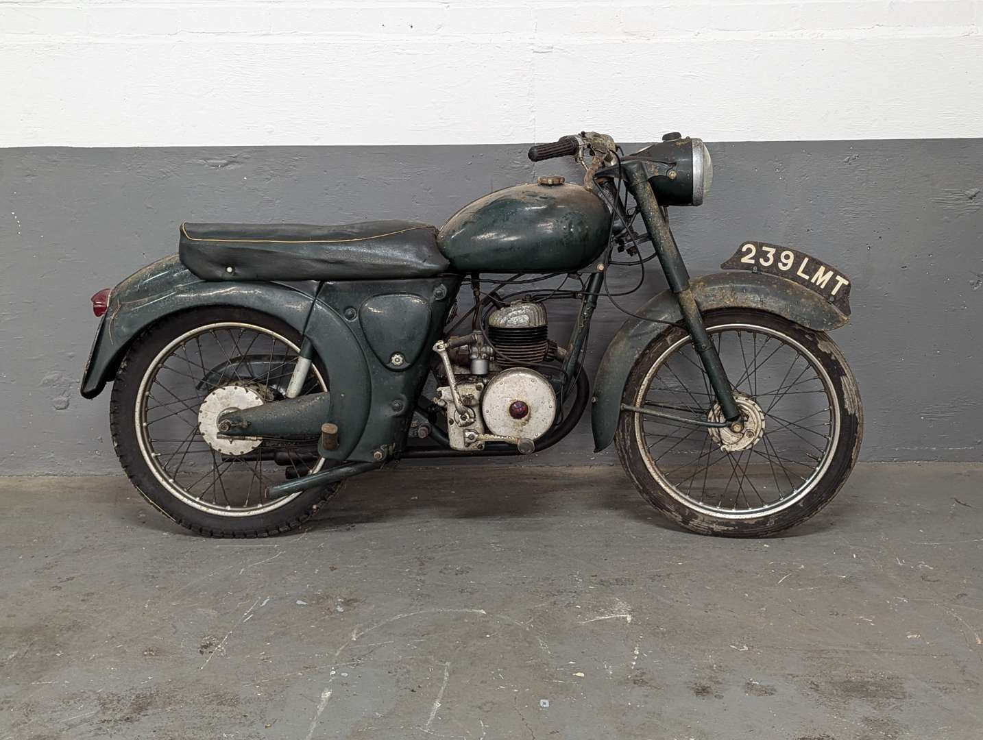 <p>1957 FRANCIS BARNET 150CC</p>