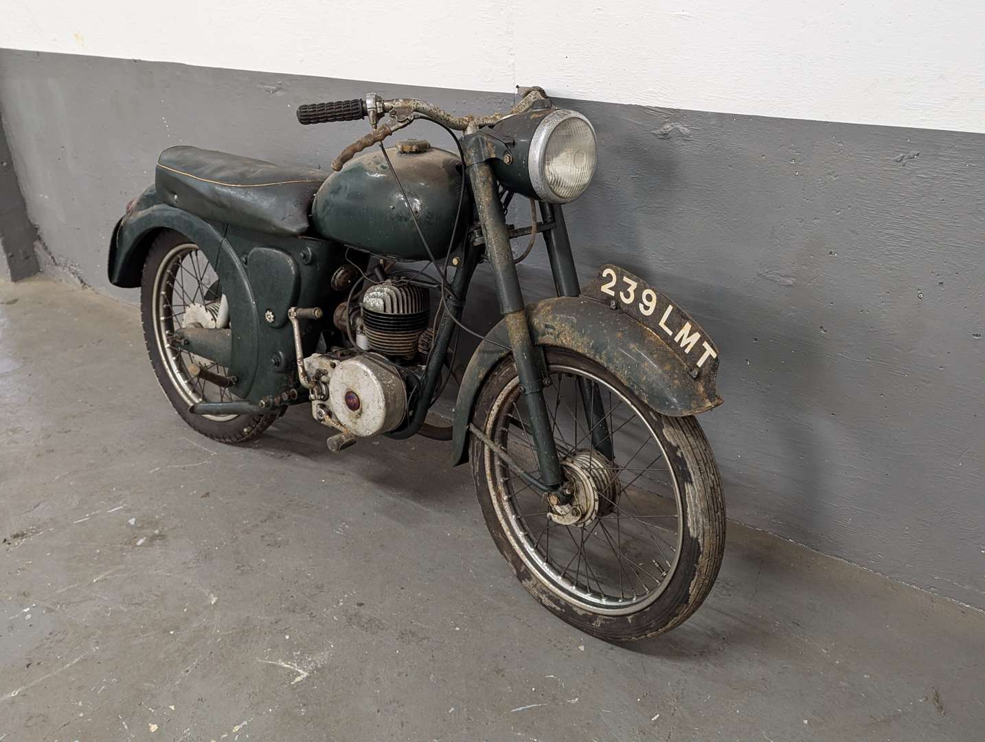 <p>1957 FRANCIS BARNET 150CC</p>