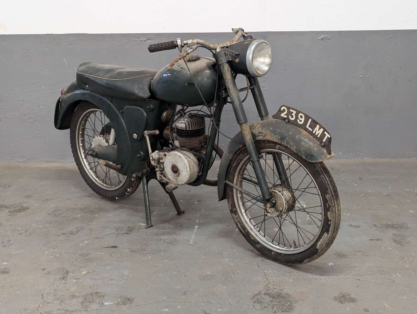 <p>1957 FRANCIS BARNET 150CC</p>