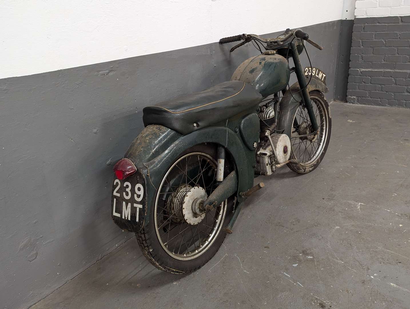 <p>1957 FRANCIS BARNET 150CC</p>