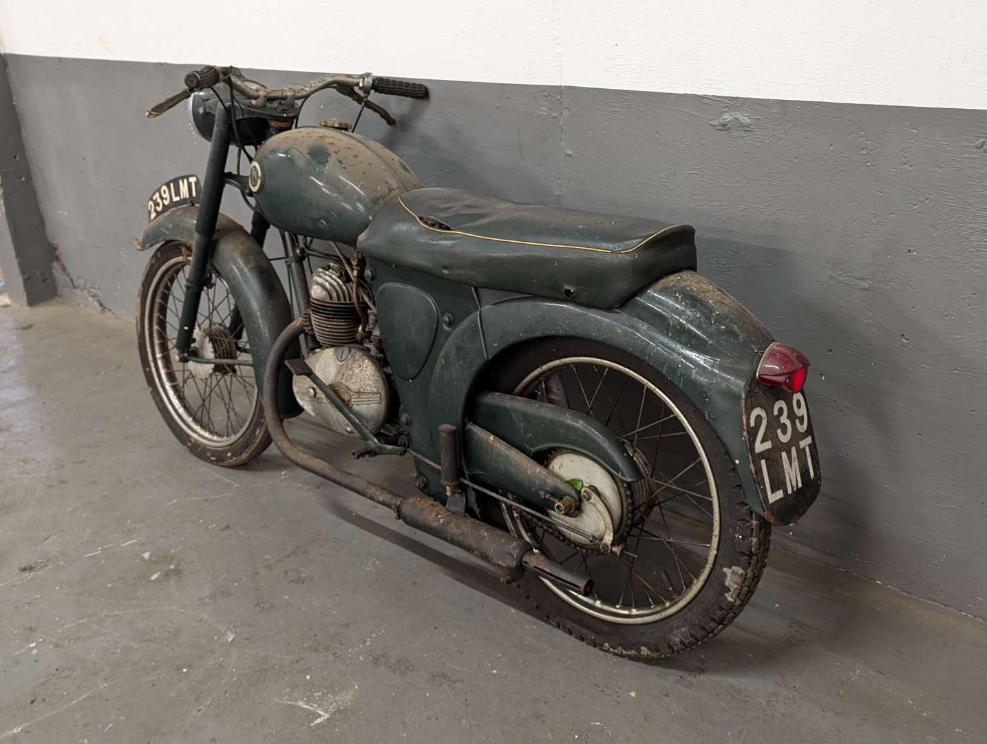 <p>1957 FRANCIS BARNET 150CC</p>