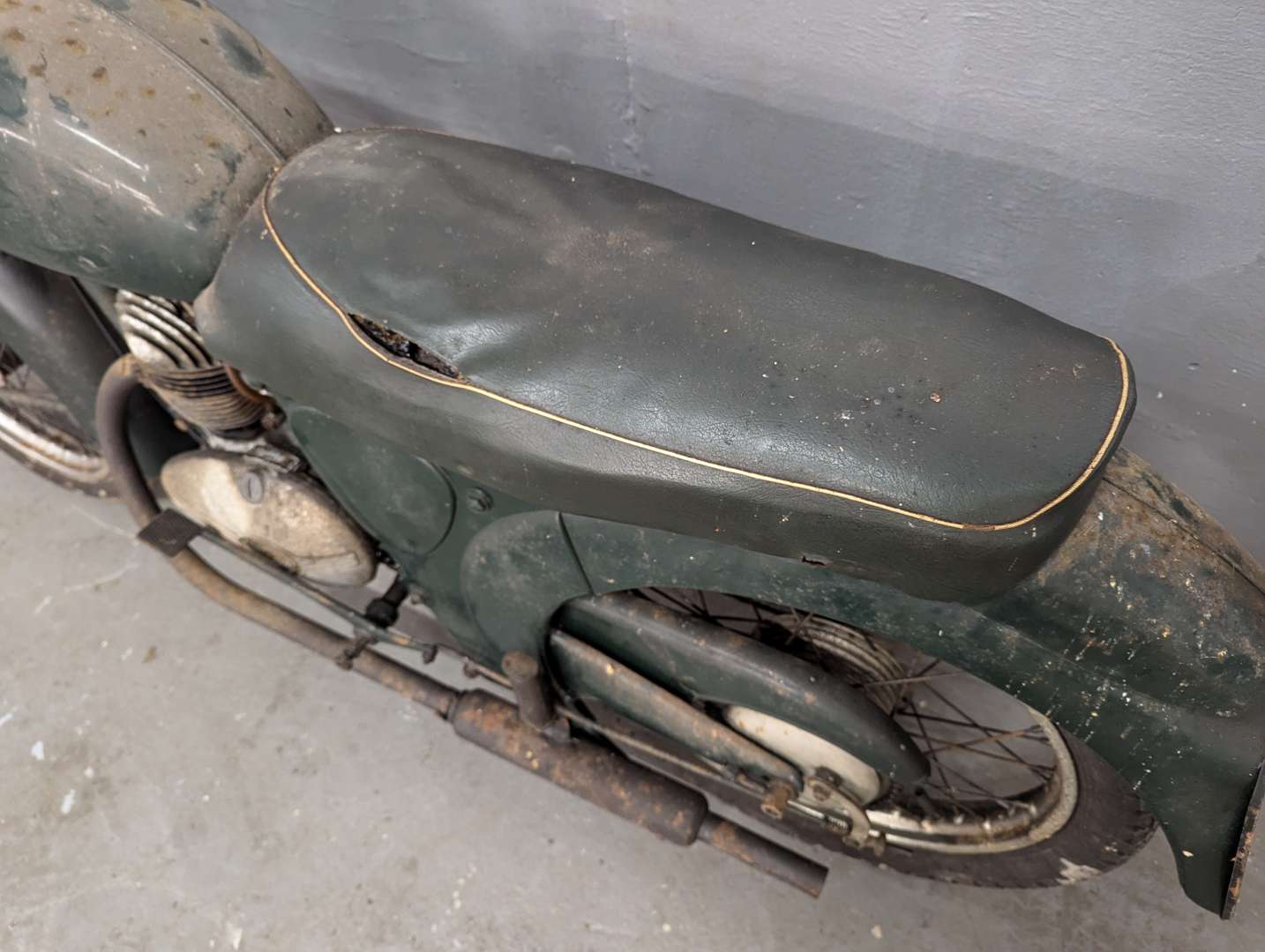 <p>1957 FRANCIS BARNET 150CC</p>