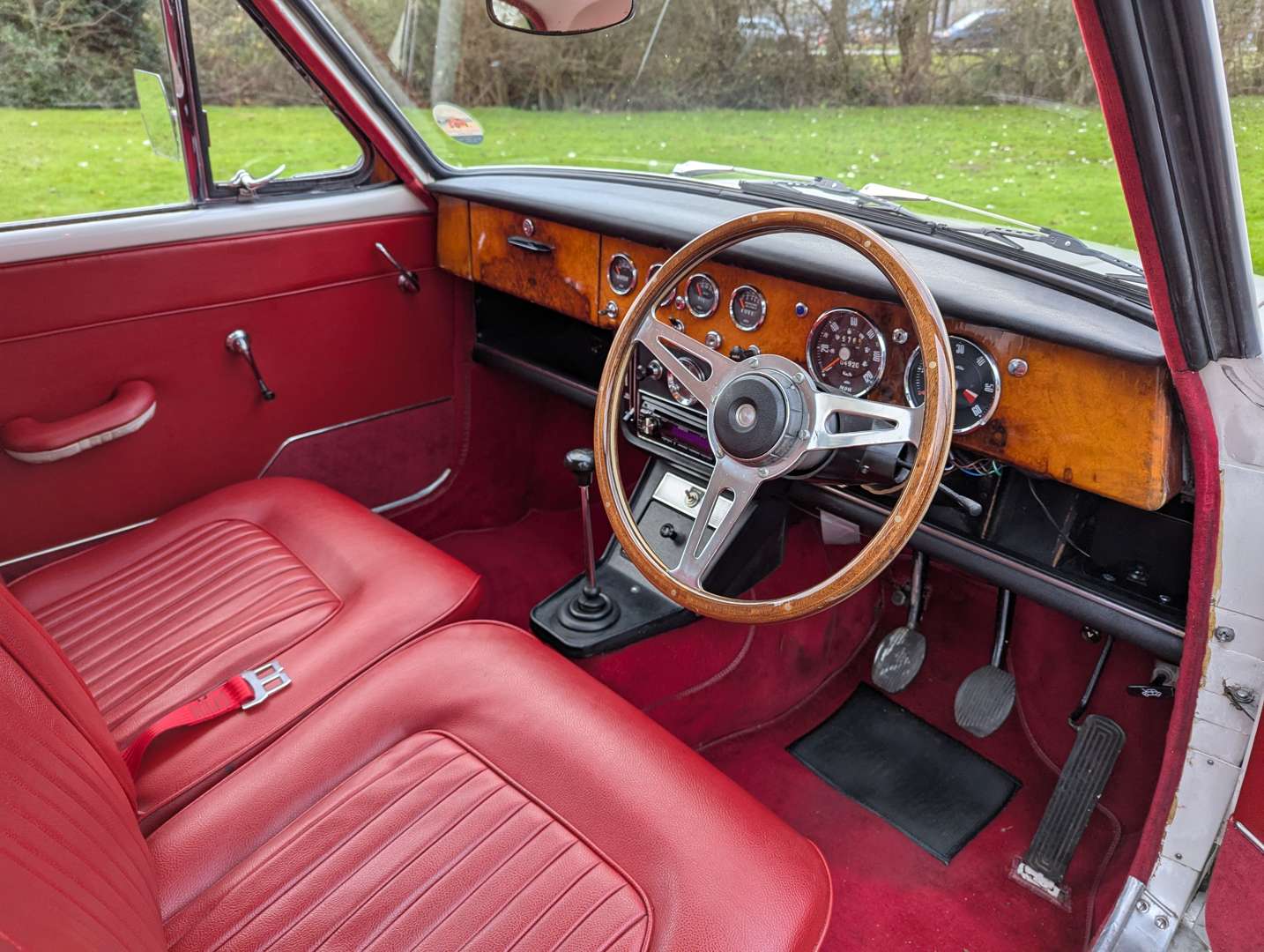 <p>1964 SUNBEAM RAPIER</p>