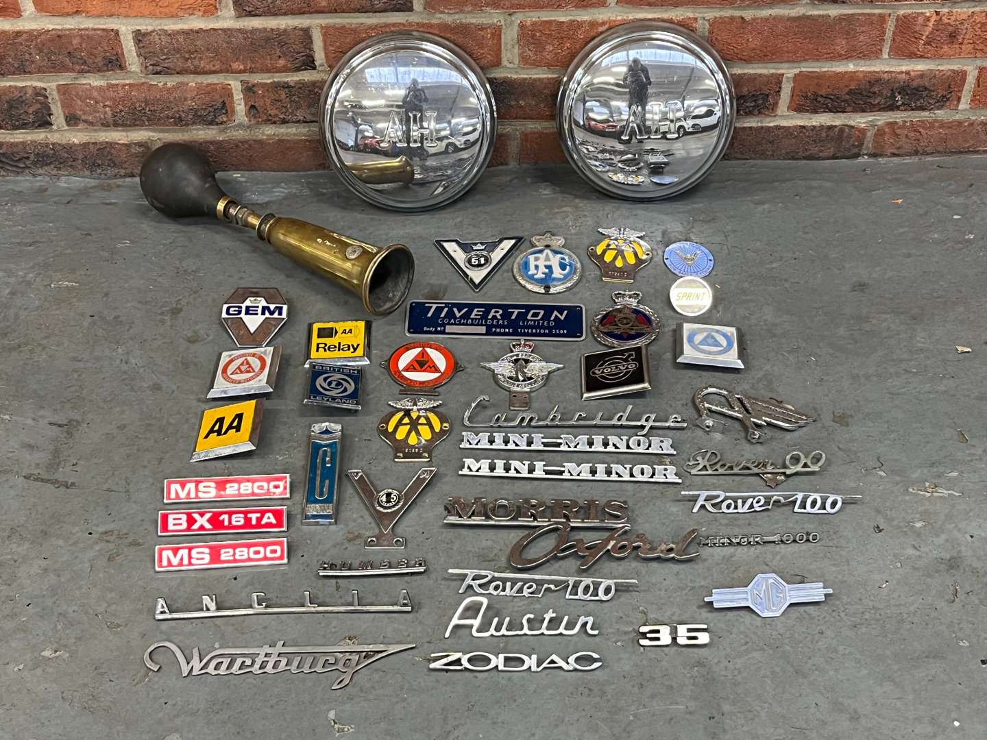 <p>Mixed Lot of Car Badges Austin Healey Hub Caps, Brass Car Horn&nbsp;</p>