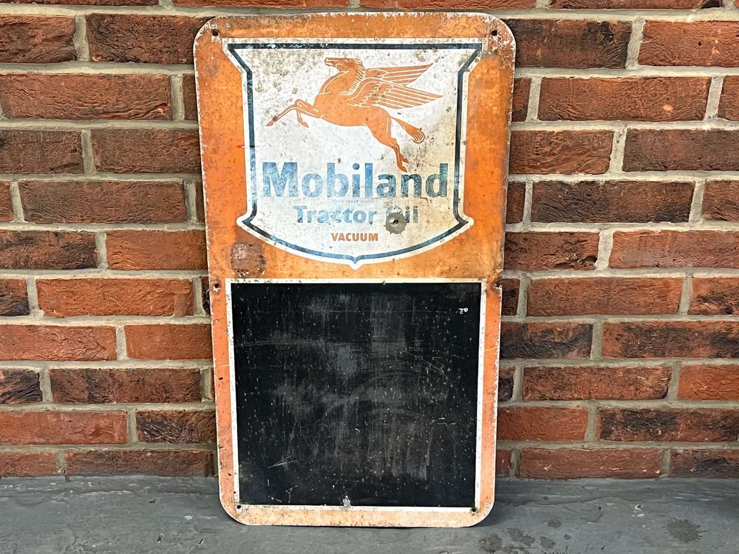 <p>Mobiland Tractor Oil Aluminium Sign</p>