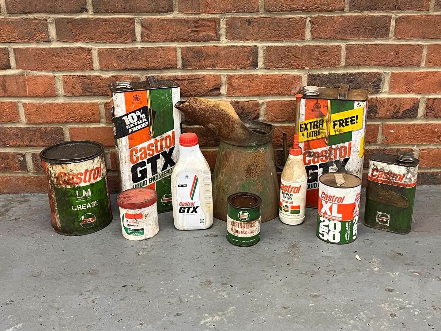 <p>Mixed Lot Castrol Oil Cans&nbsp;</p>